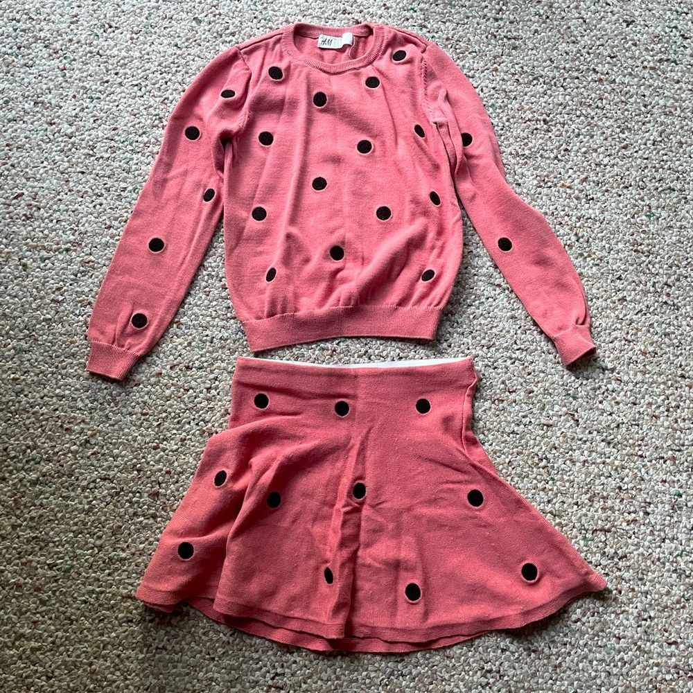 H&M set (light sweater and skirt) for girl in size 6x/7 for both pieces.